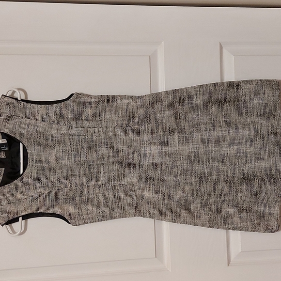 Sleeveless fitted dress - Picture 1 of 3